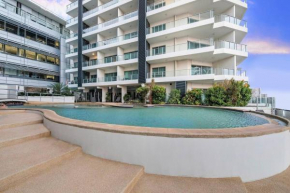 Sky High Modern Oasis with Pool and City Views, Darwin